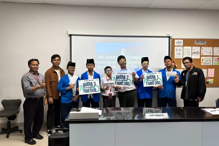 Para santri MTs Al-Hamidiyah yang juara dalam Bustanil Arifin Cup 2025 di Al-Izhar Pondok Labu, beberapa waktu lalu. (DOKUMEN SEKOLAH)