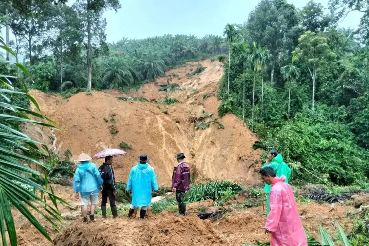 Bencana tanah longsor yang terjadi di  Kabupaten Agam, Provinsi Sumatra Barat (bnpb.go.id)