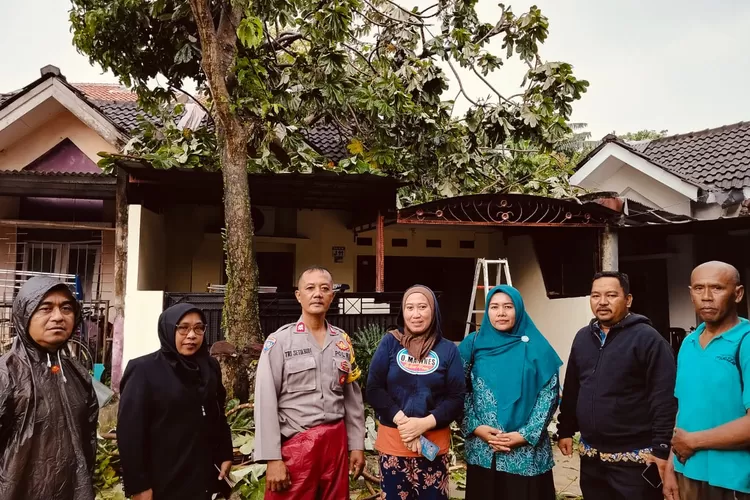 Lurah Bedahan, Sukron Makmun bersama jajaran saat menyambangi langsung rumah warga terdampak hujan angin sehingga tertimpa pohon di RT8/4, Senin (1/12). (RISKY DWI LESTARI/RADAR DEPOK)