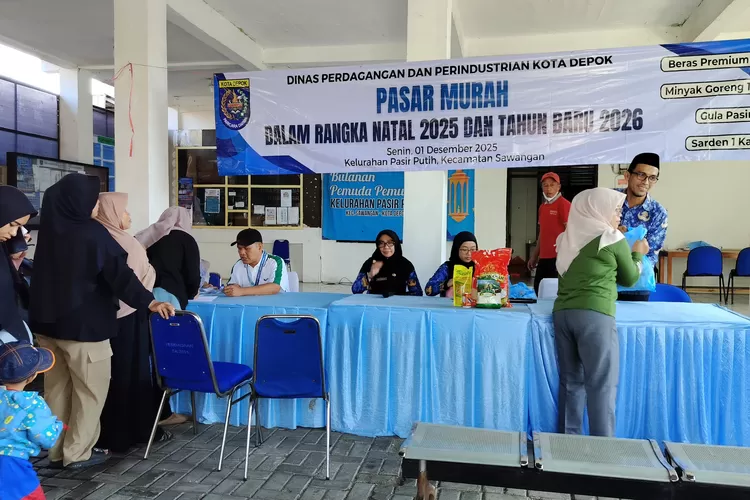 Kasi Kemaspel Kelurahan Pasir Putih, Supriyadi (pojok kanan baju korpri) saat melayani langsung warga saat Pasar Murah di halaman Kantor, Senin (1/12). (RISKY DWI LESTARI/RADAR DEPOK)