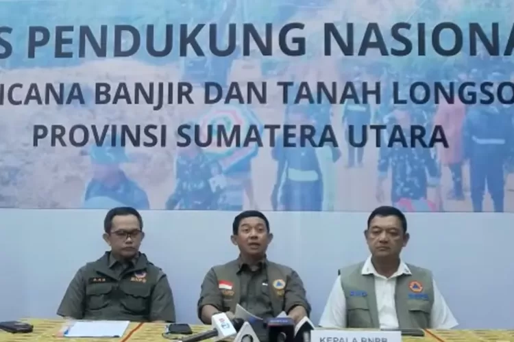 Kepala BaBNPB, Letjen TNI Dr. Suharyanto, S.Sos., M.M., dalam konferensi pers di Bandara Silangit, Tapanuli Utara (Tangkapan layar Youtube BNPB Indonesia)