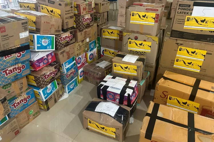 Bantuan yang sudah terkumpul dalam gerakan UI Peduli untuk Korban Erupsi Semeru dan Banjir Sumatera. (DOKUMEN UI)