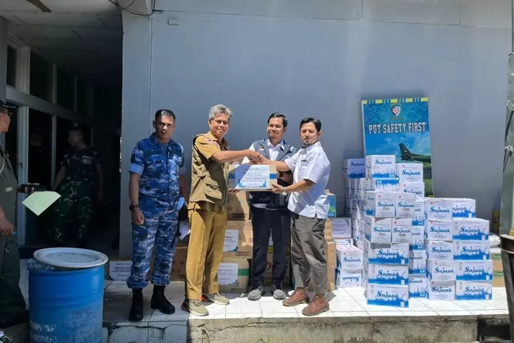 Bantuan dikirimkan dengan helikopter Basarnas dan TNI AU menuju wilayah Kabupaten Solok, Pasaman Barat dan Agam (bnpb.go.id)