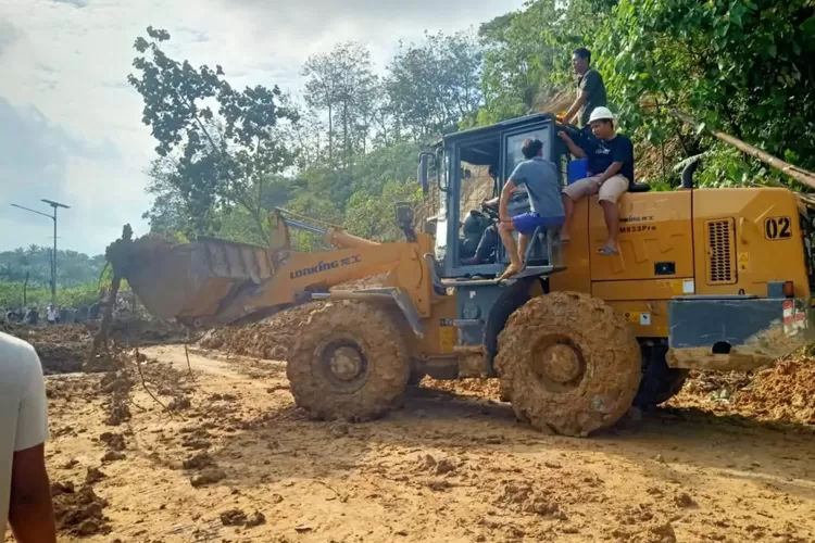 Proses pembukaan dan pembersihan jalan untuk akses dari Sumatera Utara menuju Aceh Tamiang (bnpb.go.id)