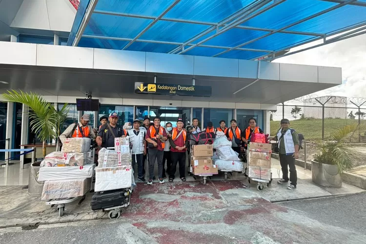 Relawan Gerakan Anak Negeri  tiba di Bandara Silangit yang akan susul Tim Advance ke Tapanuli