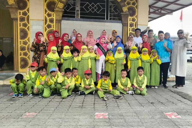Jajaran Paud Srikandi, Kelurahan Mekarsari, Kecamatan Cimanggis foto bersama dengan Ketua TP PKK Kota Depok, Cing Ikah usai penilaian lomba Sekolah Ramah Anak, Selasa (2/12). (RADAR DEPOK)