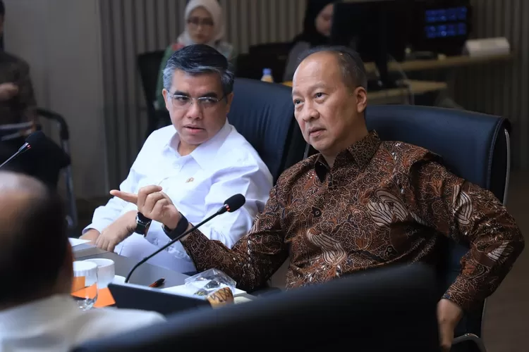 Menteri Ketenagakerjaan Yassierli saat bertemu Menteri Perindustrian Agus Gumiwang Kartasasmita terkait Program Magang Nasional di Jakarta, Senin (1/12/2025) (Kemnaker.go.id)