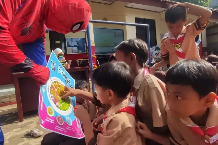 Pelaksanaan pembagian MBG di SDN Depok Jaya 8, yang juga dihibur para tokoh yang menjadi superhero.&nbsp; (ISTIMEWA)