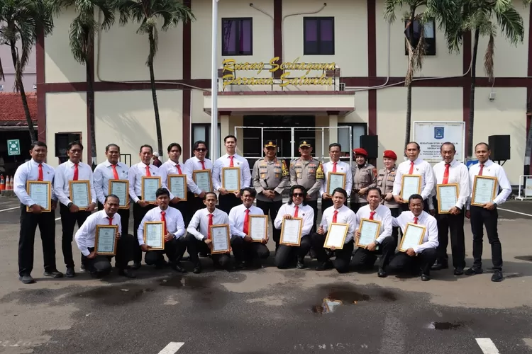 Foto bersama usai penyerahan penghargaan kepada 56 anggota polisi dan empat warga sipil. Penyerahan penghargaan berlangsung di Mapolres Metro Depok, Selasa (2/12).  (POLRES METRO DEPOK )