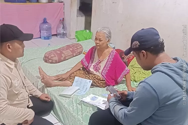 ANTRE : Ratusan warga yang sedang menunggu giliran pengambilan program Bantuan Langsung Tunai Kesejahteraan Rakyat (BLT Kesra) di aula Kelurahan Pasir Putih, Kecamatan Sawangan, Kota Depok, Rabu (3/12). (RISKY DWI LESTARI/RADAR DEPOK)