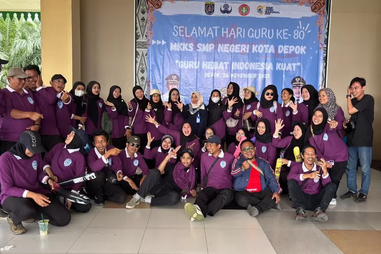 Foto bersama usai menerima piala dalam ajang perlombaan MKKS SMPN Kota Depok, beberapa waktu lalu.&nbsp; (ANDIKA EKA/RADAR DEPOK)