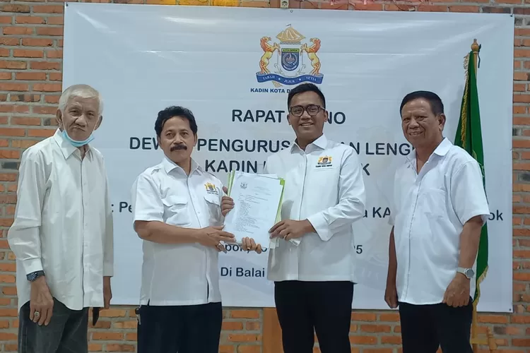 Koordinator Kadin Provinsi Jawa Barat, Miftah Sunandar saat menyerahkan mandat kepemimpinan kepada Edmon Johan yang kini menjabat Plt Ketua Kadin Kota Depok di Balai Sarmili, Kecamatan Sukmajaya, Rabu (3/12). (RADAR DEPOK)