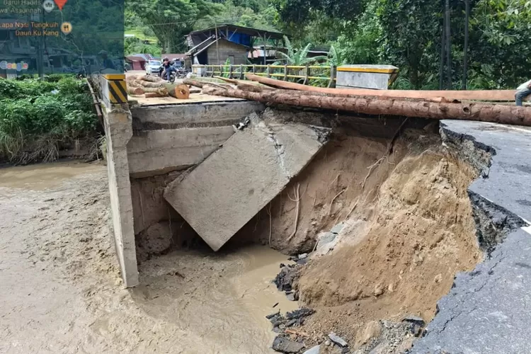 Perbaikan darurat infrastruktur jembatan yang putus diterjang banjir di Kabupaten Agam, Rabu (3/12) (bnpb.go.id)