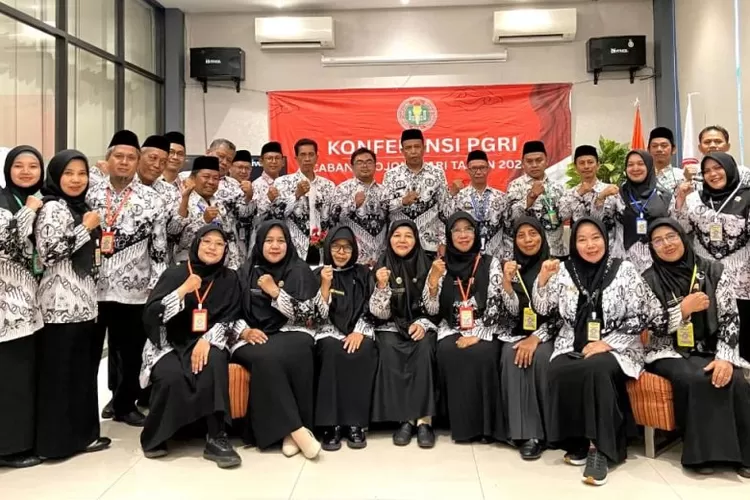 Foto bersama usai kegiatan Konfercab) PGRI Kecamatan Bojongsari, di Cafe dan Resto Kampung Belang, Bojongsari.  (DOKUMEN NARASUMBER)