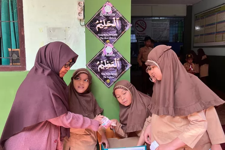 Pelaksanaan SDIT Miftahul Ulum Cinere Peduli. Lakukan penggalangan dana untuk bencana Sumatera.  (ANDIKA EKA/RADAR DEPOK)