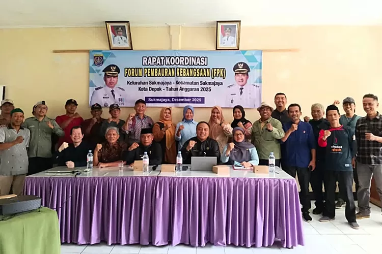 Lurah Sukmajaya, Mulyadi foto bersama di kegiatan rapat koordinasi FPK Kelurahan Sukmajaya, Kecamatan Sukmajaya, Kota Depok, Kamis (4/12). (AGNESYA WIANDA/RADAR DEPOK)
