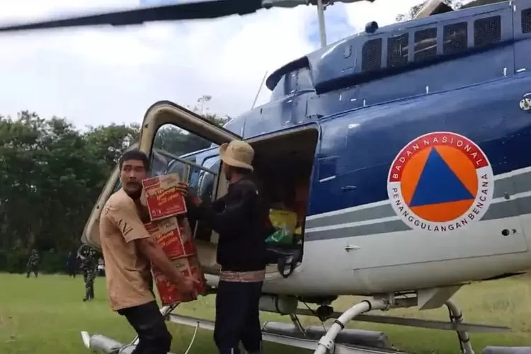 Proses distribusi bantuan logistik untuk terdampak bencana ke Desa Kuala II, Kecamatan Bintang, Kabupaten Aceh Tengah, Provinsi Aceh pada Selasa (2/12) (bnpb.go.id)