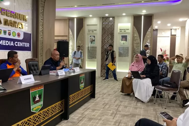 Kepala Balai Monitor Kelas II Padang Kementerian Komdigi, Helmi sampaikan penanganan darurat bencana mengenai jaringan komunikasi di Sumatera Barat (bnpb.go.id)