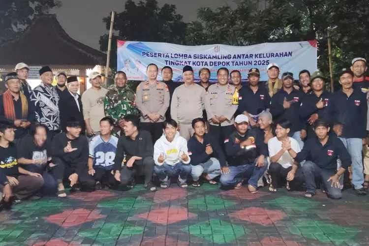 Foto bersama usai Ngopi Kamtibmas bersama Polsek Bojongsari di kediaman Abdul Wahid selaku Ketua RW1 Kelurahan Duren Mekar, Kecamatan Bojongsari, Kota Depok, Rabu (3/12). (ALDY RAMA/RADAR DEPOK)