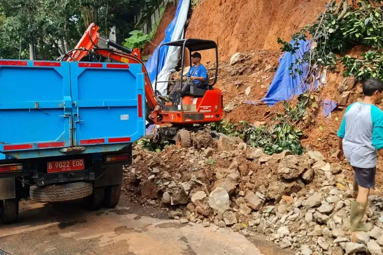 Satgas DPUPR Kota Depok menangani longsor setinggi 10 meter dengan lebar 15 meter di Perumahan Pesona Khayangan, Kecamatan Pancoranmas, Kamis (4/12). (PEMKOT DEPOK)
