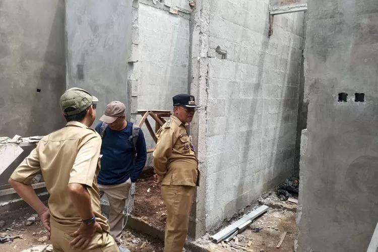 Kasi Ekbang Kelurahan Pancoranmas, Agus Setianto mendampingi Lurah Pancoranmas, Moh soleh disalah satu titik pembangunan infrastruktur Kelurahan Pancoranmas, Kecamatan Pancoranmas beberapa waktu lalu. (RISKY DWI LESTARI/RADAR DEPOK)