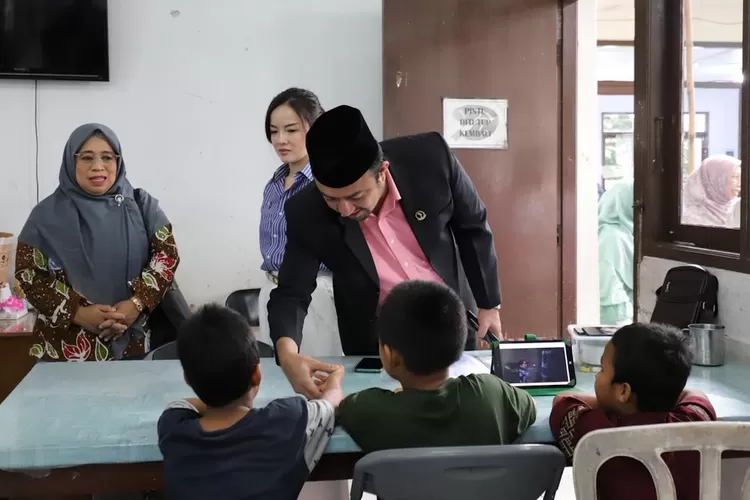 Anggota Komisi V DPRD Jawa Barat, Farabi El Fouz, saat meninjau anak di sekolah (ist)
