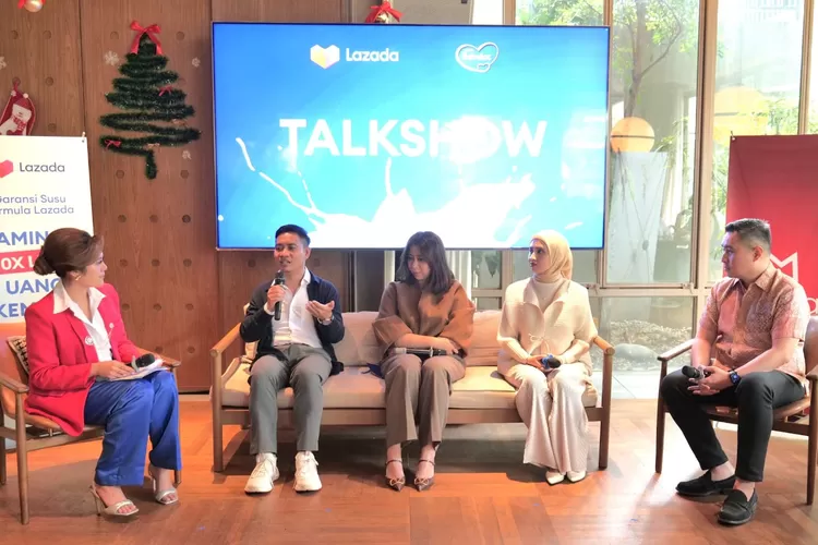 Suasana sesi&nbsp;talk show&nbsp;bersama&nbsp;Nanang Ariswibowo&nbsp;(Commercial Director, Lazada Indonesia),&nbsp;Ceasyalya Tahara&nbsp;(Marketing Manager Bebelac), dan&nbsp;Dr. dr. Ray Wagiu Basrowi&nbsp;(Medical Science Director Danone Indonesia), dan&nbsp;Shofi&nbsp;(Momfluencer).  (DOKUMEN LAZADA)
