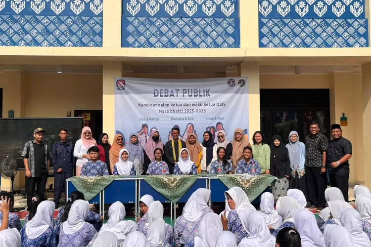 Foto bersama usai pelaksanaan debat publik para calon ketua osis SMPN 27 Depok, di halaman sekolahnya.  (ANDIKA EKA/RADAR DEPOK)