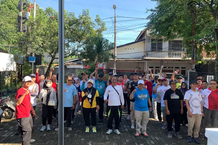 Aparatur Sipil Negara Se-Kecamatan Sawangan, 7 Kelurahan melangsungkan senam di halaman Kelurahan Pengasinan, Kecamatan Sawangan, Jumat (5/12). (ISTIMEWA)