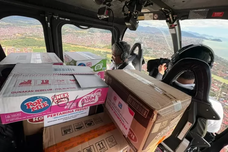 BNPB mengirimkan bantuan permakanan via udara menggunakan helikopter bell 505 PK-ELS ke Muara Aie, Kabupaten Pesisir Selatan, Sumatra Barat (bnpb.go.id)
