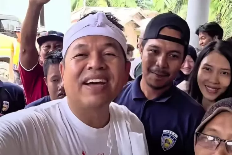 Gubernur Jawa Barat, Dedi Mulyadi dengan warga Aceh Tamiang (Instagram/@dedimulyadi71)