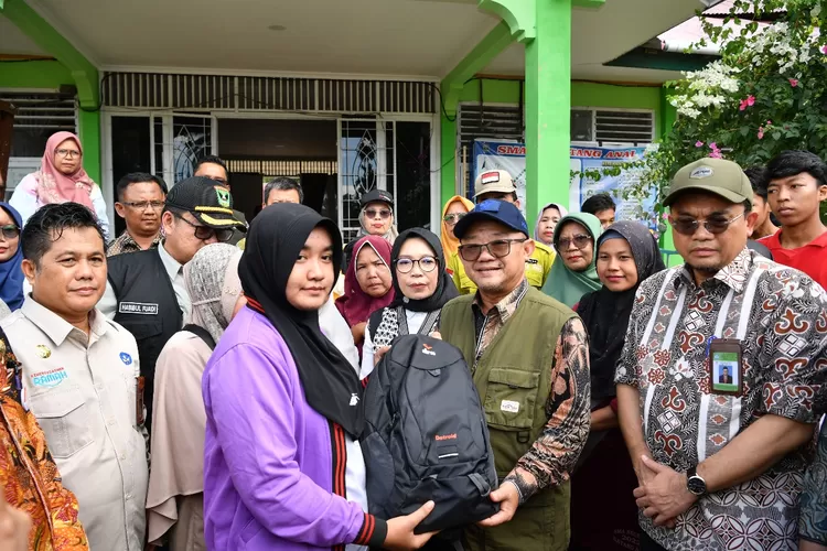 Menteri Pendidikan Dasar dan Menengah (Mendikdasmen), Abdul Mu&rsquo;ti, saat memberikan bantuan pendidikan ke SMA Negeri 1 Batang Anai, Padang Pariaman, Sumatera Barat. (kemendikdasmen.go.id)