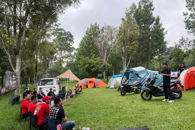 Kegiatan bikers camp bersama komunitas honda saat ADV 160 Jelajah Misteri di Cisarua