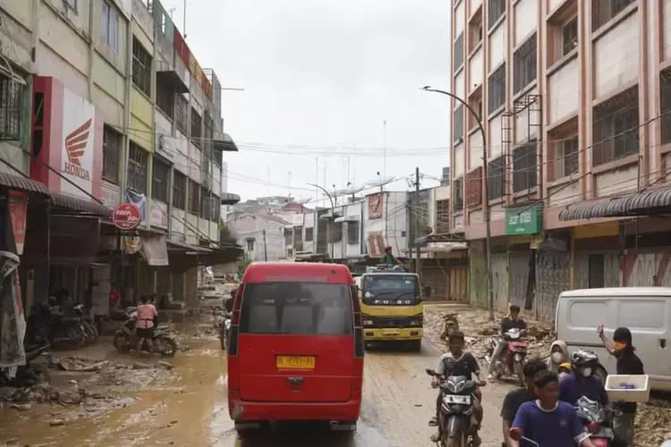 Situasi hilir mudik kendaraan tampak di ruas jalan wilayah Kecamatan Karang Baru, Kabupaten Aceh Tamiang, Provinsi Aceh  (bnpb.go.id)