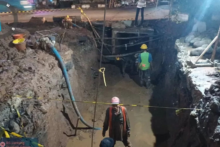 DPUPR Kota Depok melakukan penataan saluran drainase di depan Cinere Mal, RW6 KelurahanCinere, Kecamatan Cinere. (PEMKOT DEPOK)
