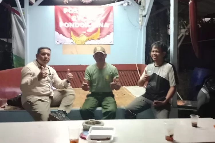 KOMPAK : Kesiapan Pos Kamling RT2/8 Jalan Kedongdong bertepatan Stasiun Pondok Cina untuk penilaian lomba poskamling tingkat Kota Depok tahun 2025, Kelurahan Pondok Cina Kecamatan Beji, Kota Depok, beberapa waktu lalu. (RISKY DWI LESTARI/RADAR DEPOK)