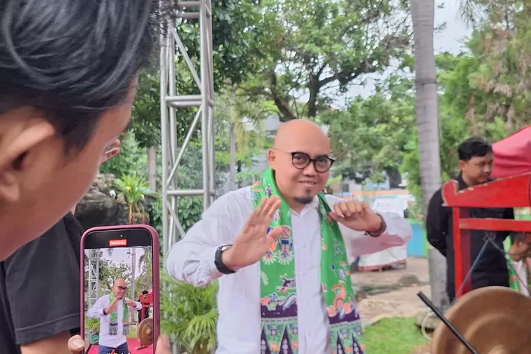 Anggota DPRD Jawa Barat Fraksi PKB, M Faizin saat berjumpa pelaku seni, budaya, dan masyarakat dalam program &lsquo;Dewan Menyapa Warga Berbasis Budaya&rsquo; di Kelurahan Tanah&nbsp; Baru, Kecamatan Beji, Kota Depok, Jumat (5/12/2025).  (ARNET KELMANUTU/RADAR DEPOK)