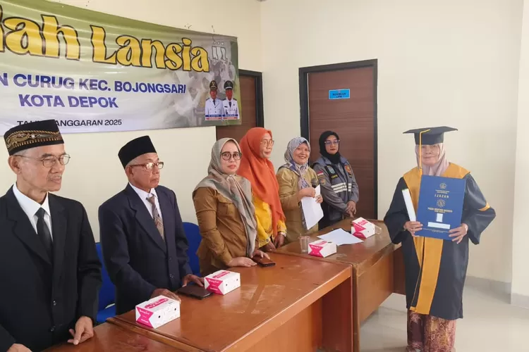 WISUDAWAN : Seluruh peserta Sekolah Lansia Kelurahan Curug, Kecamatan Bojongsari, Kota Depok yang melaksanakan wisuda di aula kantor Kelurahan Curug, Kecamatan Bojongsari, Senin (8/12). (RISKY DWI LESTARI/RADAR DEPOK)