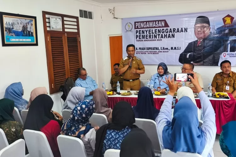 Lurah Duren Seribu, Ahmad Sabani saat menghadiri langsung Penyeleggaraan Pemerintahan Anggota DPRD Provinsi Jawa Barat Komisi I H Pradi Supriyatna di RW4 Kelurahan Duren Seribu, Kecamatan Bojongsari, Senin (8/12). (RISKY DWI LESTARI/RADAR DEPOK)