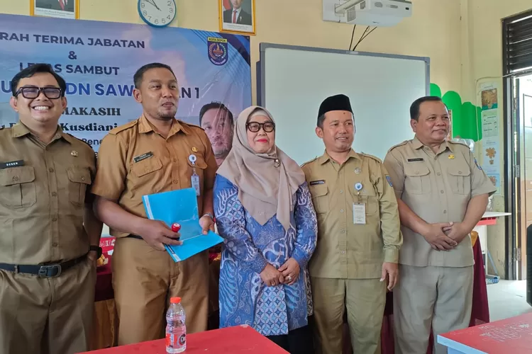 Purjiyo (kedua dari kiri) saat menerima berkas Plt Kepala SDN Sawangan 1 saat pelaksanaan Setijab.  (ANDIKA EKA/RADAR DEPOK)