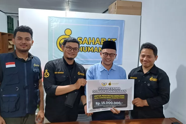 Pelaksanaan serah terima bantuan dari FS DKM Jabodetabek kepada Yayasan Sahabat Humanity. (ANDIKA EKA/RADAR DEPOK)