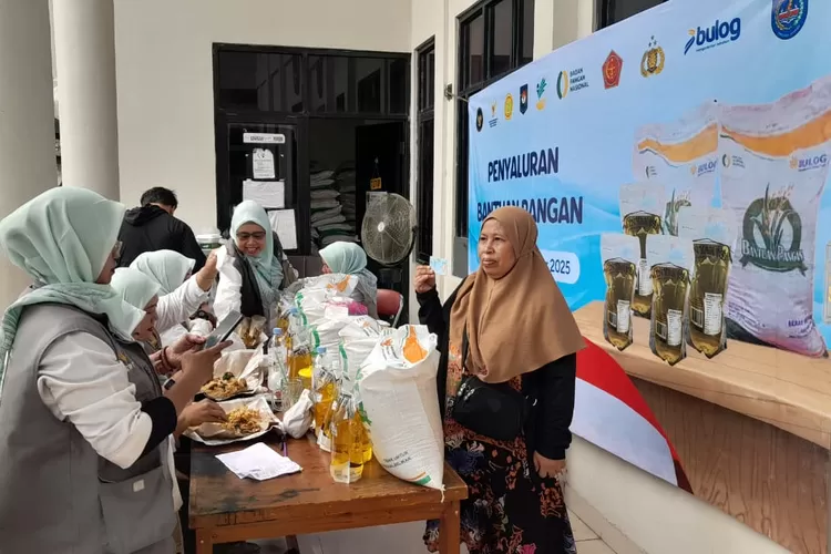 Proses verifikasi KPM di Kelurahan Ratujaya, Kecamatan Cipayung, Kota Depok, Jumat (5/12).  (AGNESYA WIANDA/RADAR DEPOK)