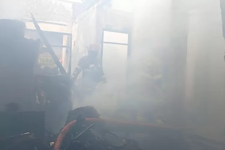 Unit petugas pemadam kebakaran dan penyelamatan saat memadamkan api satu unit rumah di Jalan H Midi 1 RT1/2, Kelurahan Limo, Kecamatan Limo, Kota Depok, Minggu, Malam (7/12).  (DOK DAMKAR KOTA DEPOK/FOR RADAR DEPOK)