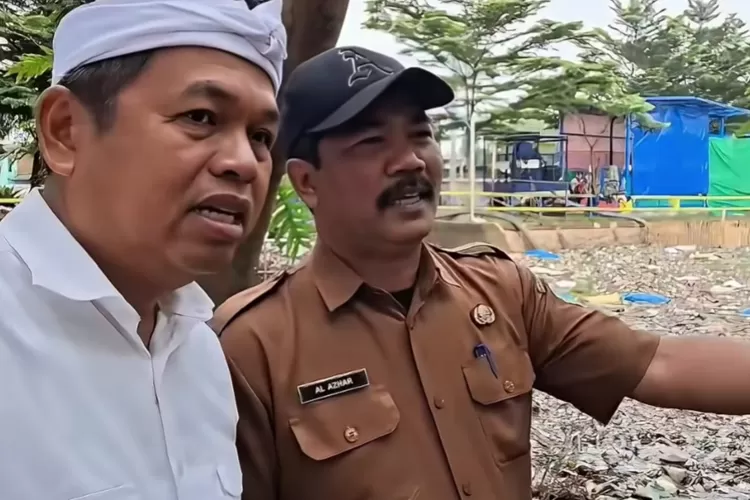Gubernur Jawa Barat, Dedi Mulyadi patau tumpukan sampai yang menggenang di aliran sungai Citarum Bandung yang diduga jadi penyebab banjir (Instagram/@dedimulyadi71)