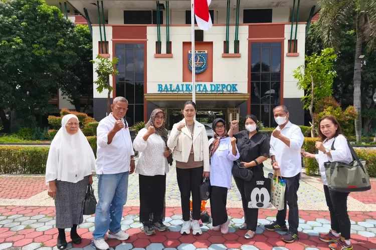 Perwakilan penghuni Cinere Resort Apartemen (CRA), selepas bertemu dengan Wakil Walikota Depok, Chandra Rahmansyah, di Balaikota Depok, Senin (8/12).  (JUNIOR/RADAR DEPOK)