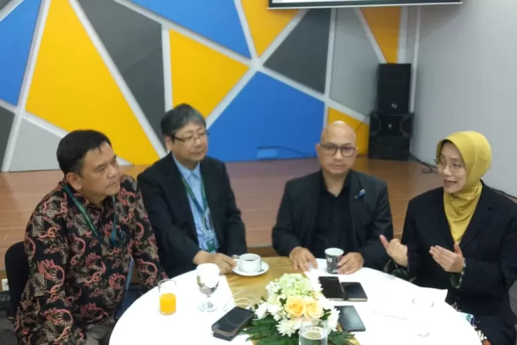 Dekan FMIPA UI, Prof. Tito Latif Indra saat menjelaskan tentang kegiatan SATREPS di Aula Prof. Dr. Ir. Soemantri Brodjonegoro, FMIPA UI, Depok.&nbsp; (ANDIKA EKA/RADAR DEPOK)