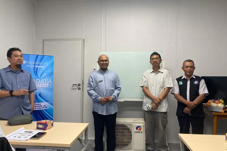 Pelatihan teknisi AC inisiasi Paradaya Movement dari PT Paragon melalui DT Peduli bersama PT Setya Bestindo di Warehouse Kaseb Jasa Cold Storage Kelurahan Pasir Putih, Kecamatan Sawangan, Selasa (9/12). (RISKY DWI LESTARI/RADAR DEPOKRISKY DWI LESTARI/RADAR DEPOK)