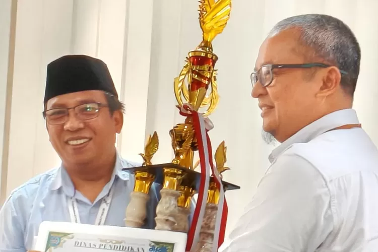 Kepala SDN RRI Cisalak, Arif Suryadi menerima piala Juara 1 Lomba Sekolah Ramah Anak (SRA) Tingkat Kota Depok.&nbsp; (ANDIKA EKA/RADAR DEPOK)