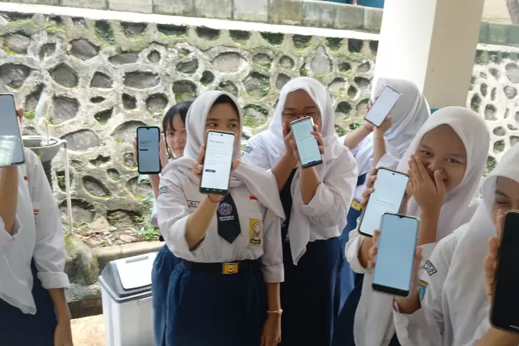 Siswa SMPN 26 Depok saat menunjukan ponsel sebagai alat ujian berbasis online.&nbsp; (ANDIKA EKA/RADAR DEPOK)