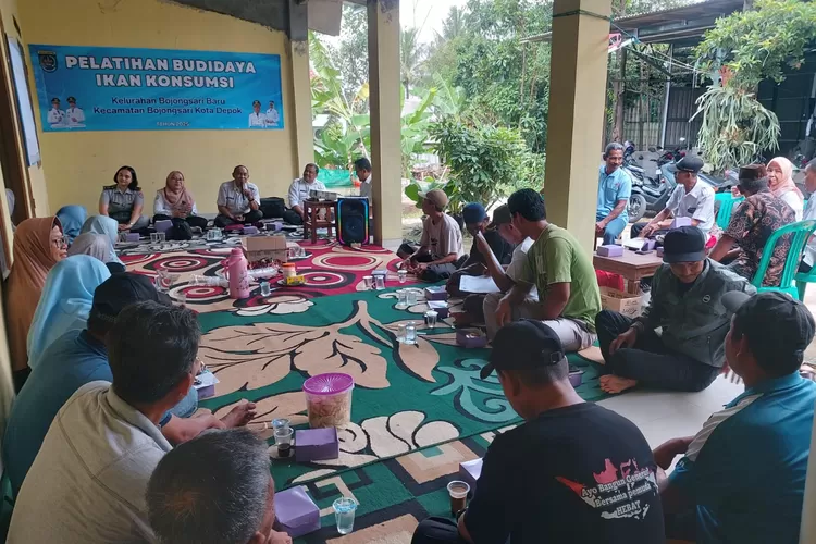 Sekretaris Kelurahan Bojongsari Baru, Samsuri bersama Kasie Ekbang Bojongsari Baru, Sasa Saaduddin dan Kasie Kemasyarakatan dan Pelayanan Sabana bersama warga tengah menggelar kegiatan budidaya ikan konsumsi di RT2/8 Kelurahan Bojongsari Baru, Kecamatan Bojongsari, Rabu (10/12). (RISKY DWI LESTARI/RADAR DEPOK)